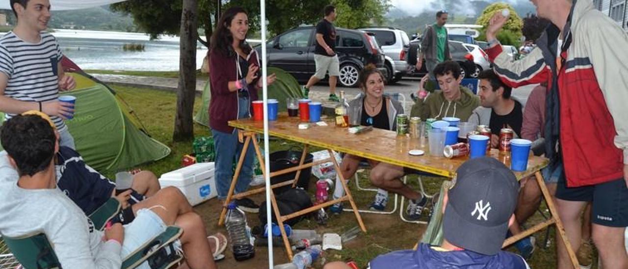 Un grupo de selleros practica el &quot;beer-pong&quot;, un juego en el que el resultado final es beber