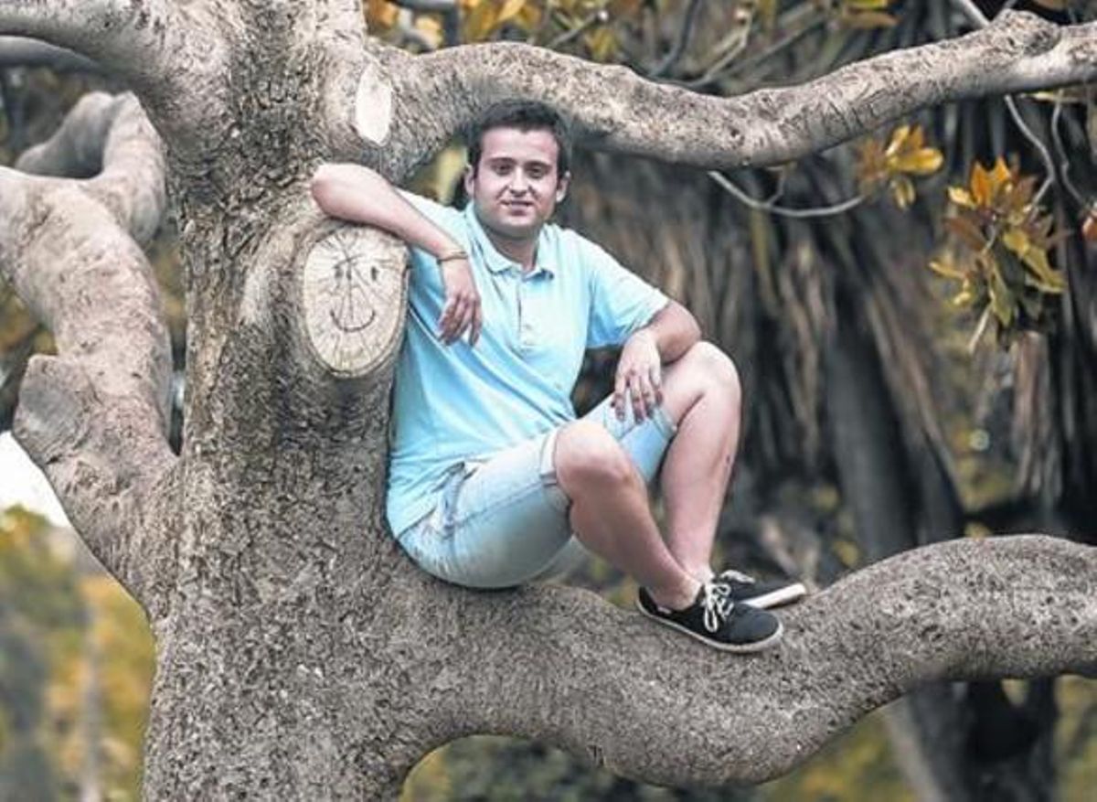 Carlos, enfilata un arbredel parc dela Ciutadella,a Barcelona. Carlos, enfilata un arbredel parc dela Ciutadella,a Barcelona.