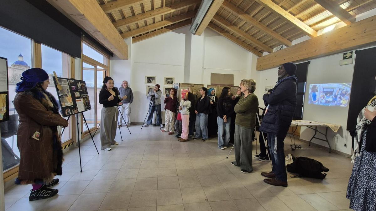 Encuentro en el Centro Cultural Alquería de Albors para visibilizar el proceso de años de trabajo del Grupo Funtun de Sensibilización que forma parte de Valencia Acoge.