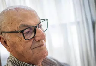 Elfidio Alonso: «Quise ser periodista como mi padre y fui feliz cuando mi madre me llevó a París a conocerlo»