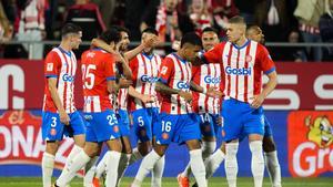 Los jugadores del Girona celebran el primer gol al Cádiz tras un cabezazo de Eric García en Montilivi.