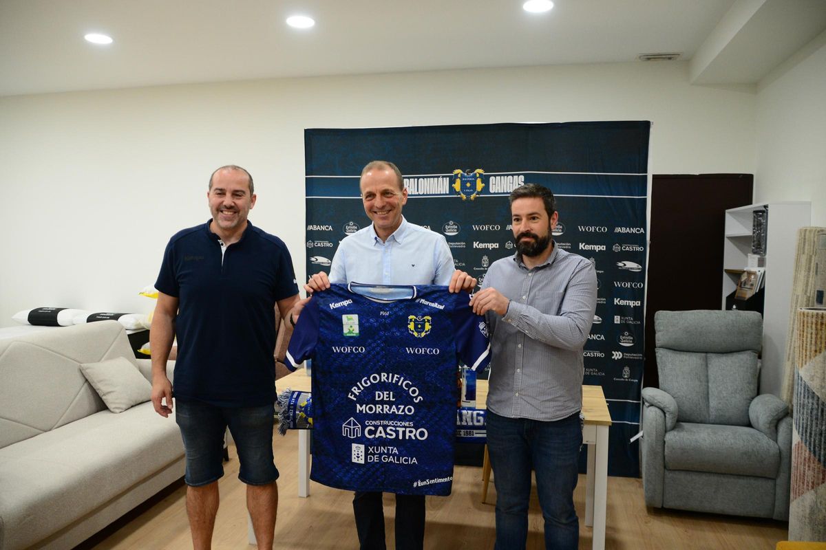 Quique Domínguez en su presentación como entrenador del Frigoríficos del Morrazo.