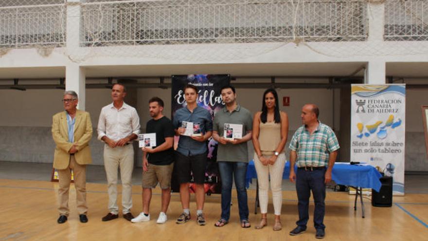 Las autoridades posaron junto a los principales galardonados.