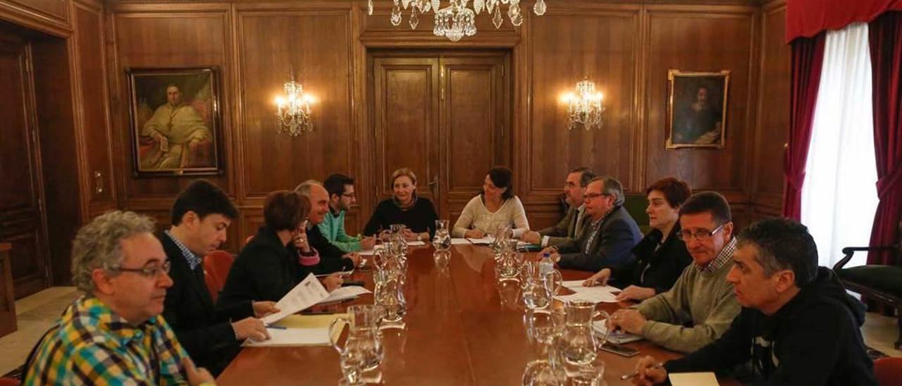 Los concejales y técnicos asistentes a una comisión informativa sobre el agua, hace más de un año.