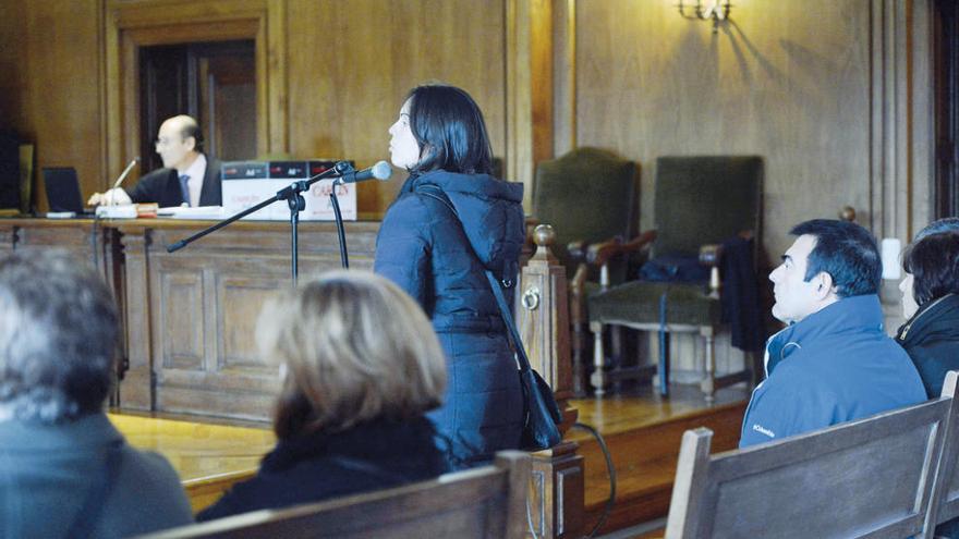 Nuria Leiro, declarando con Roberto Leiro en el banquillo. g.s.