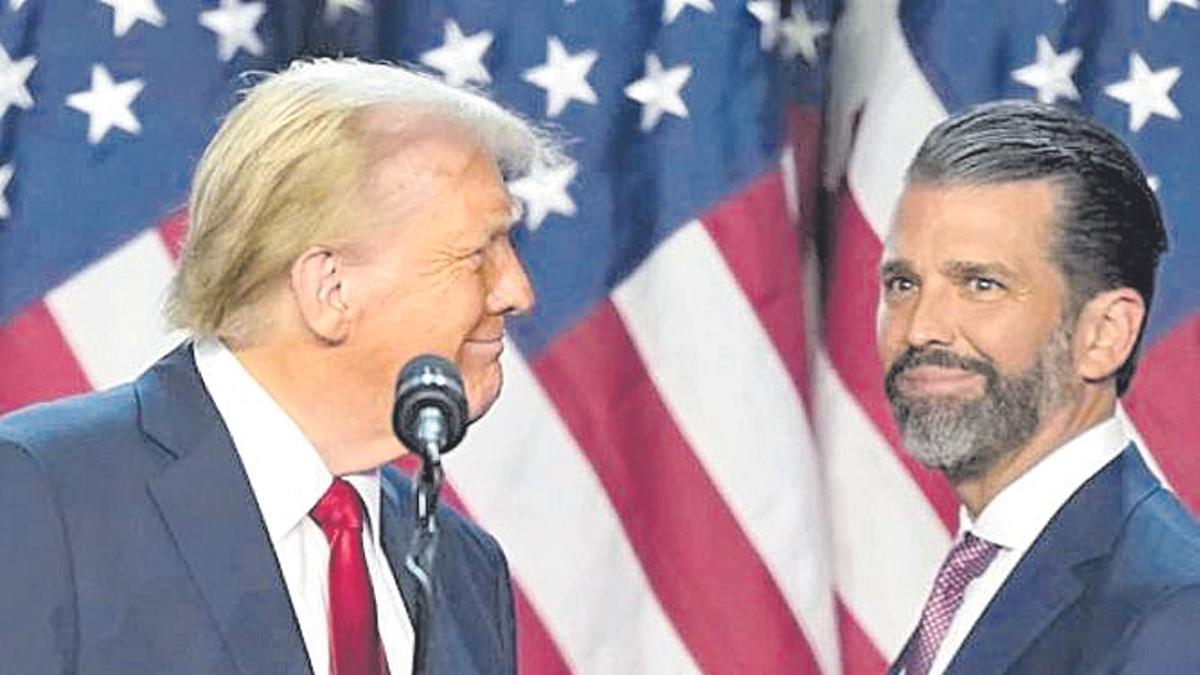 Donald Trump, a la izquierda, junto a su hijo Donald Trump Jr. durante un mitin