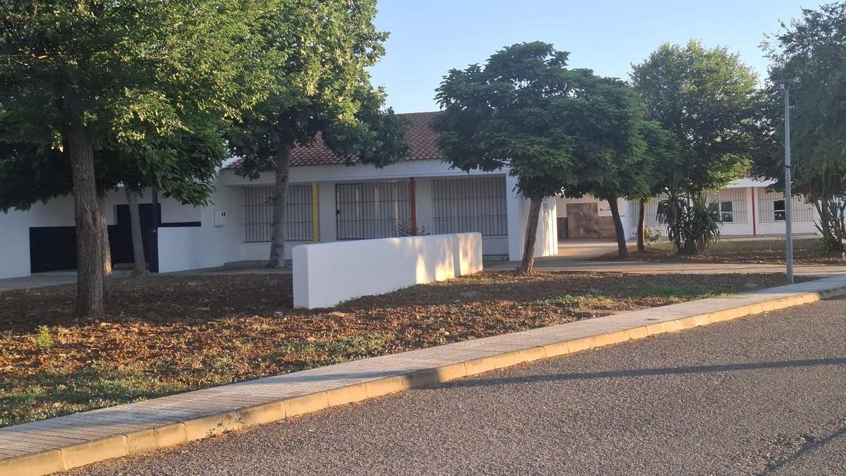 Imagen de la fachada del colegio Príncipe de Asturias de Alvarado (Badajoz).