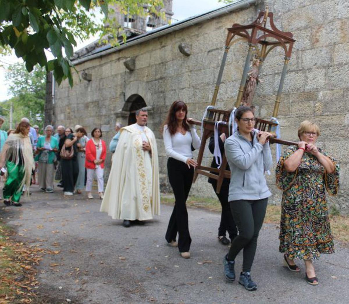 En la imagen principal, José Miguel Espada lleva el estandarte durante la procesión. En las tres fotografías inferiores, repartiendo dulces. | A. S.