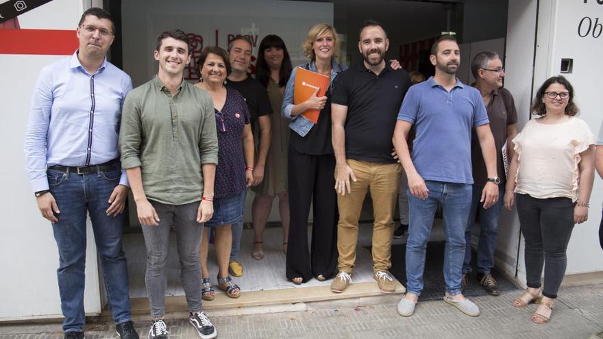 Las comisiones negociadoras de Compromís y PSPV, en la puerta de la sede socialista.