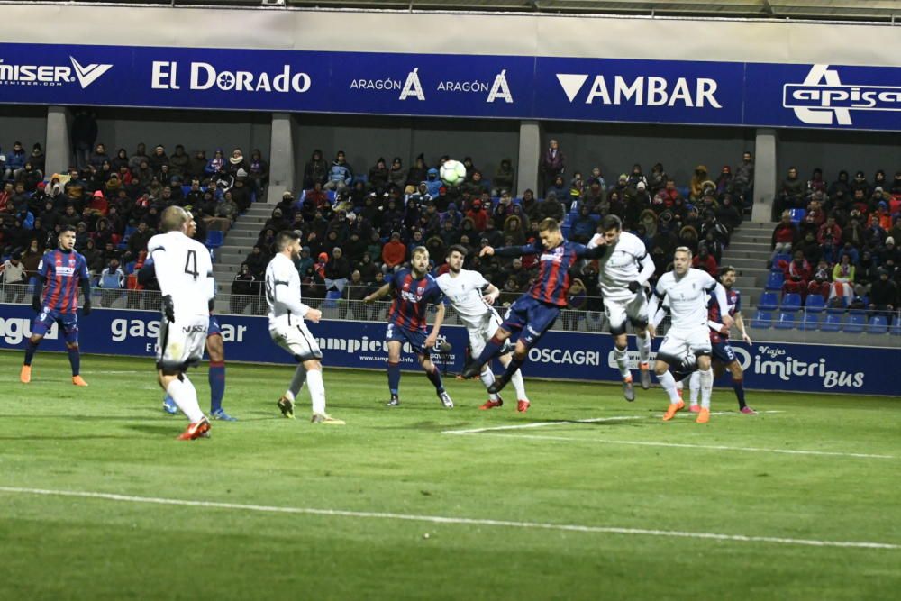 El partido entre el Huesca y el Sporting, en imágenes