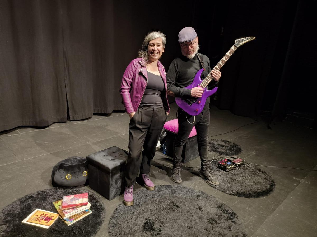 A narradora oral Vero Rilo e o músico Luis Iglesias durante o espectáculo 'Chaves invisibles'.