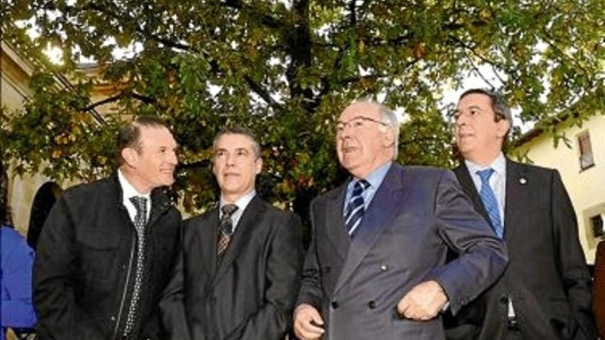 Los exlendakaris Urkullu, Juan José Ibarretxe y José Antonio Ardanza (en el centro), en Gernika.