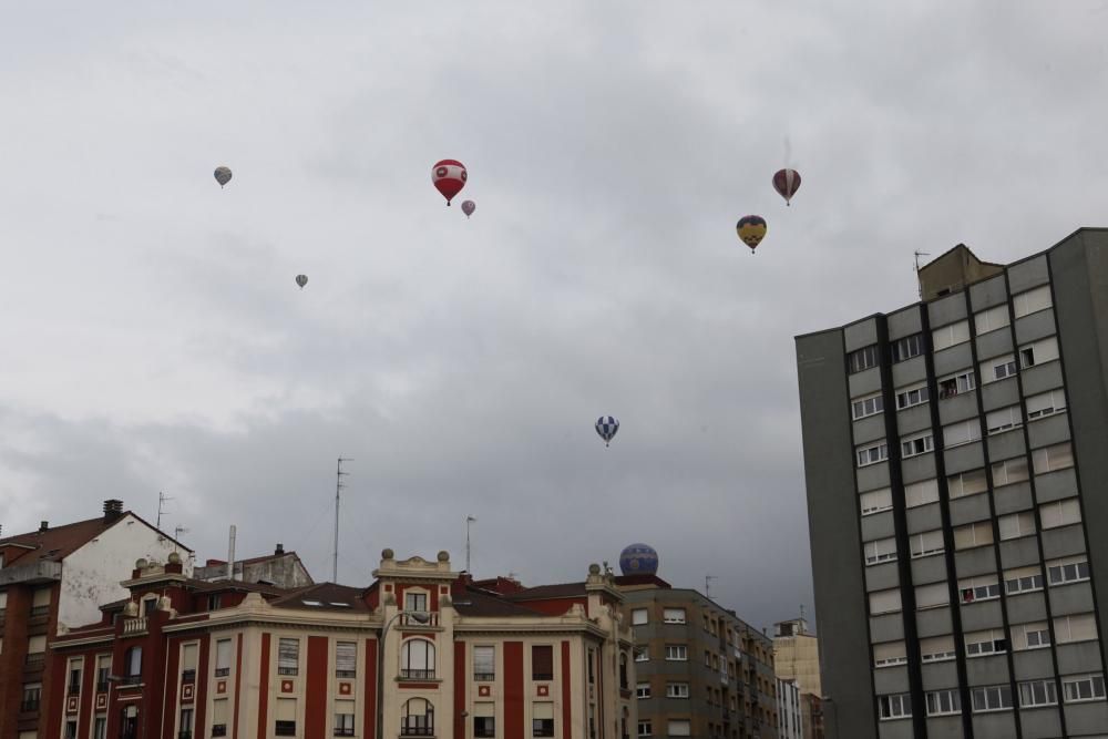 Salida de la regata de globos aerostáticos desde el "solarón", en Gijón.