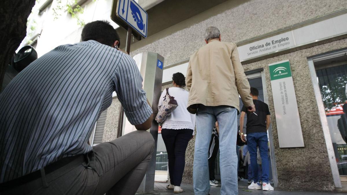 Demandantes de un puesto de trabajo en las puertas de una oficina de empleo.