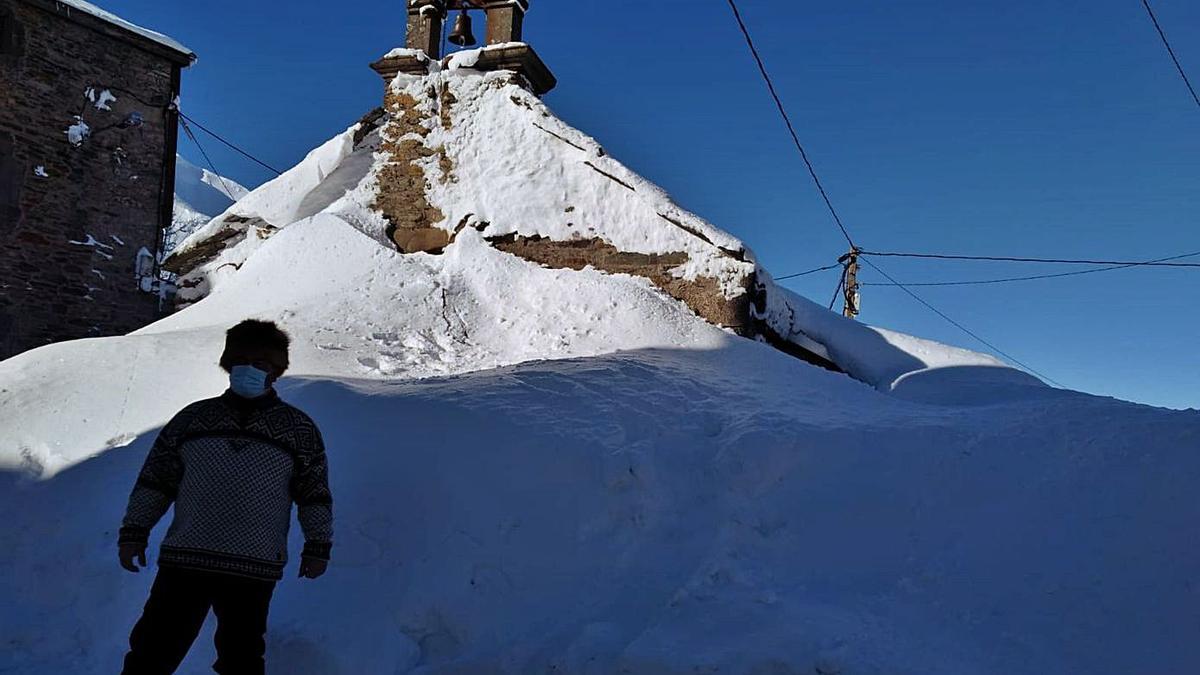 Jesús Matías, delante de la iglesia del pueblo, sepultada por la nieve