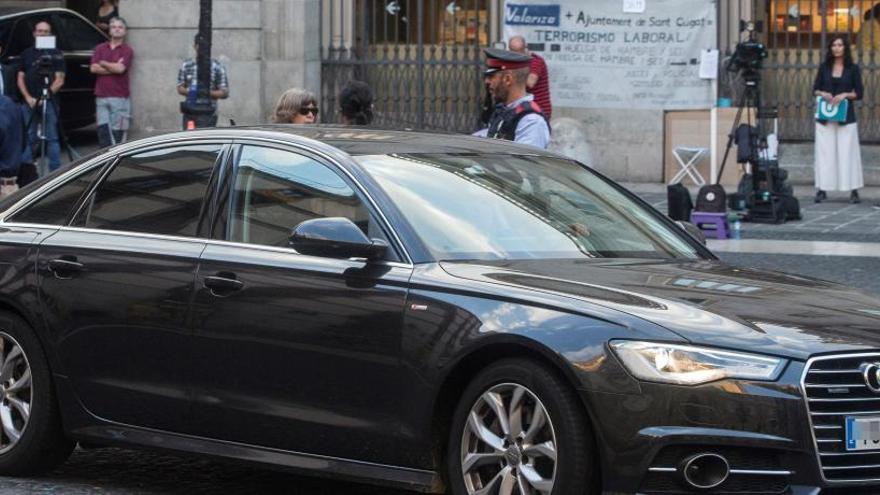 El President Puigdemont, arribant al palau de la Generalitat