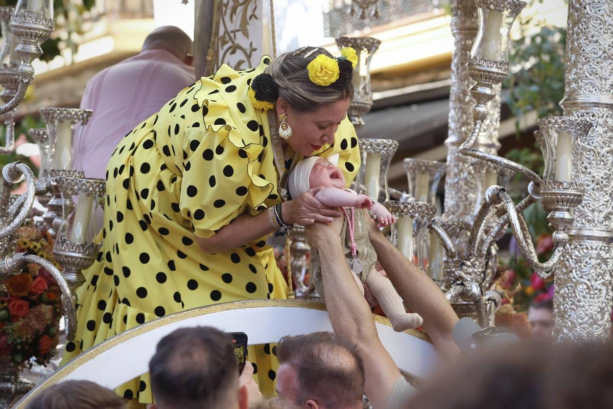 La hermandad del Rocío de Córdoba parte hacia Almonte entre imágenes de fe y emoción