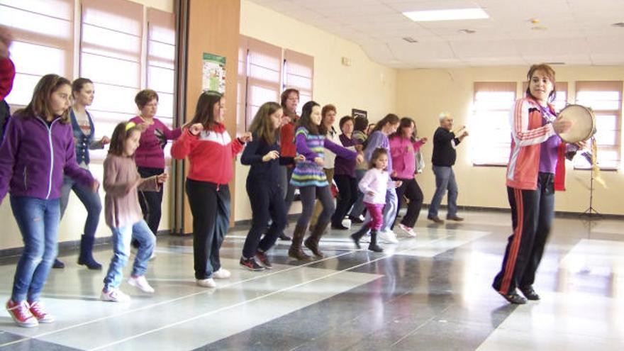 Las jóvenes con diferentes instrumentos en la mano.