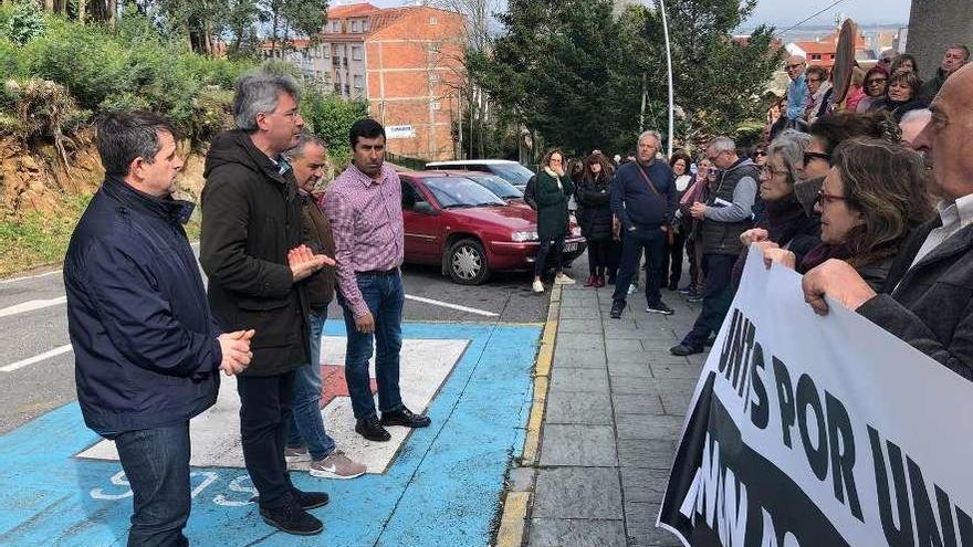 Los portavoces comunican a los manifestantes la convocatoria del día 24, ayer. // Muñiz