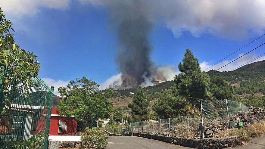 En cuanto se hizo visible la primera gran nube en los alrededores de Las Manchas todo el mundo entendió que la erupción ya era inevitable. La tarde estuvo lleva de explosiones y lava.