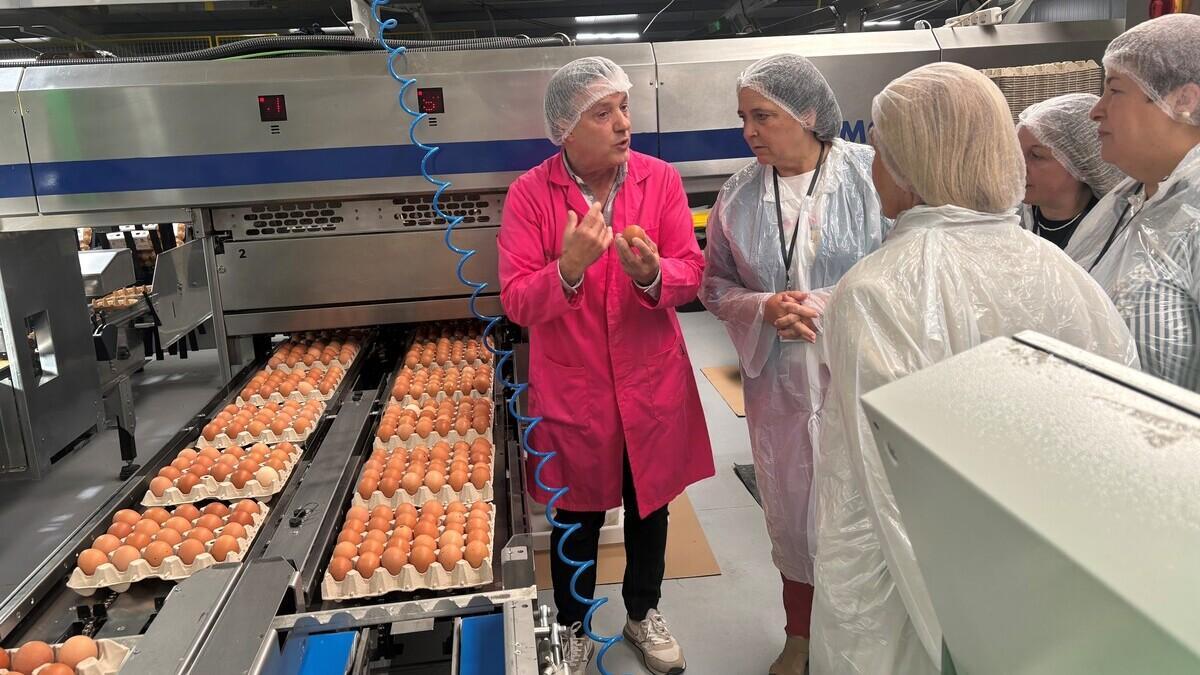 Belén do Campo, segunda pola esquerda, durante a súa visita ás instalación de Ecocentro en Melide