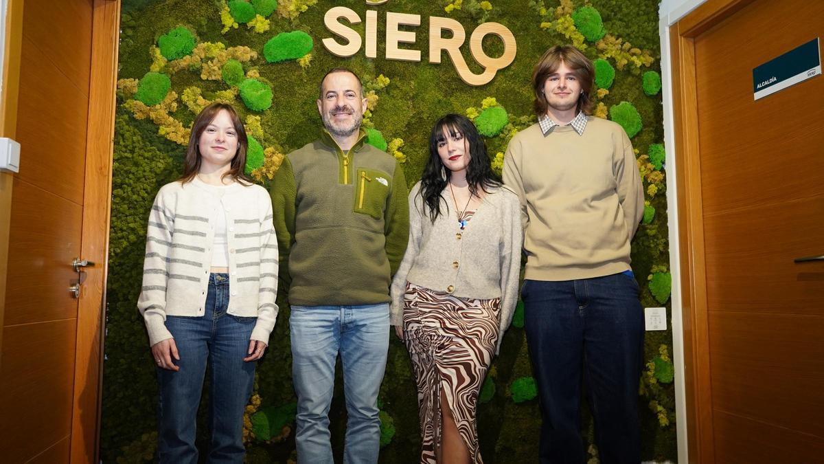 El alcalde, con Daniel Piñera, Mar Fernández y Sheila Moro.