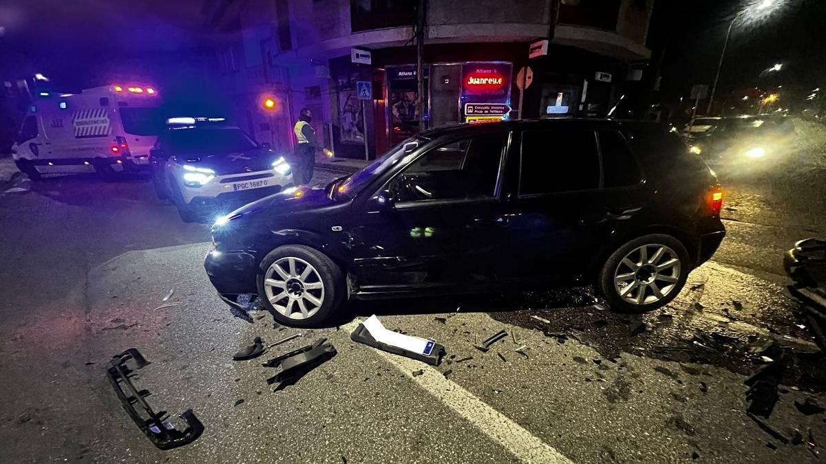 Uno de los coches implicados en el accidente ocurrido de madrugada en la villa del albariño.