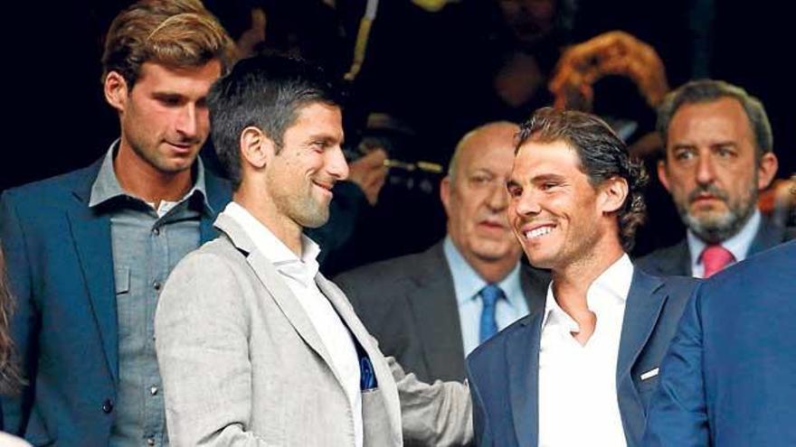 Djokovic y Nadal se saludan ayer en el Bernabéu.