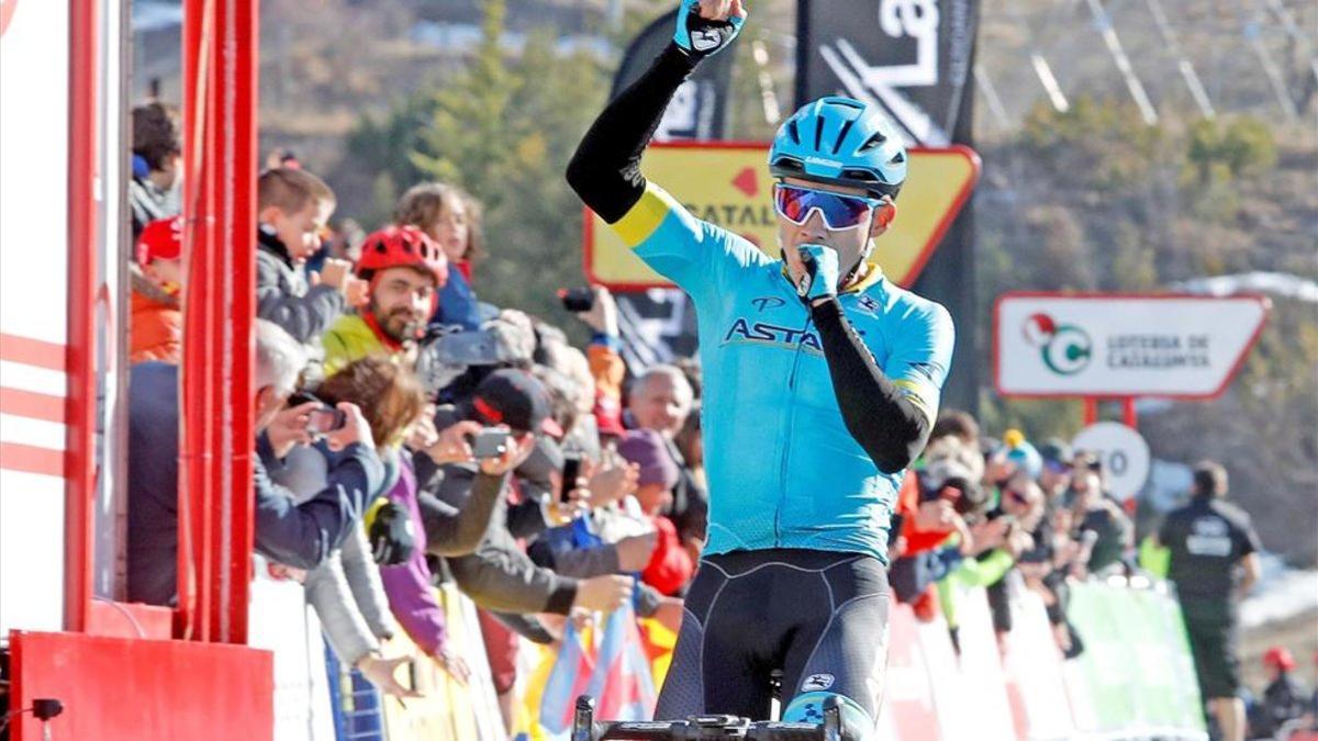 El colombiano celebra el triunfo en la cima de La Molina