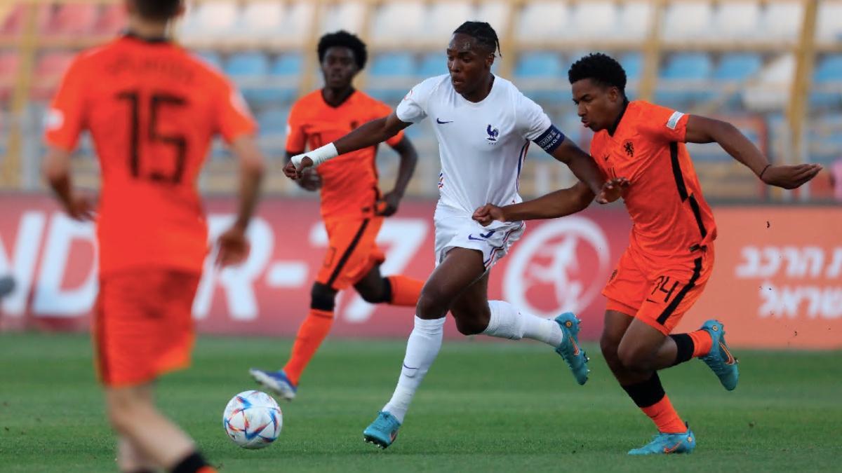 Mathys Tel, capitán con las inferiores de Francia