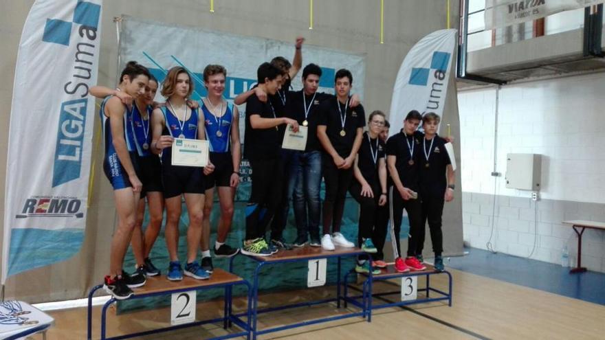 Ganadores en el podio con sus medallas