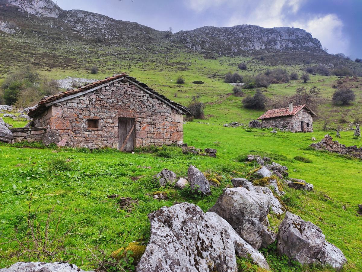 Cabañas de pastores en el puerto de Las Varas, Parque Natural de Ubiñas