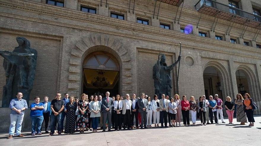 Minuto de silencio por el crimen de Cantabria en varios puntos de Aragón