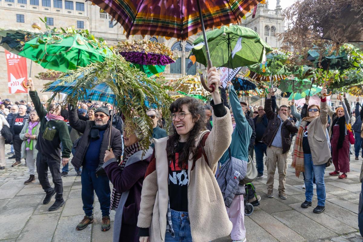 Miles de personas se movilizan en Santiago contra el proyecto de Altri