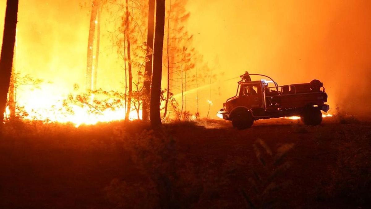 Bombers en plena lluita contra les flames  | EFE/EPA