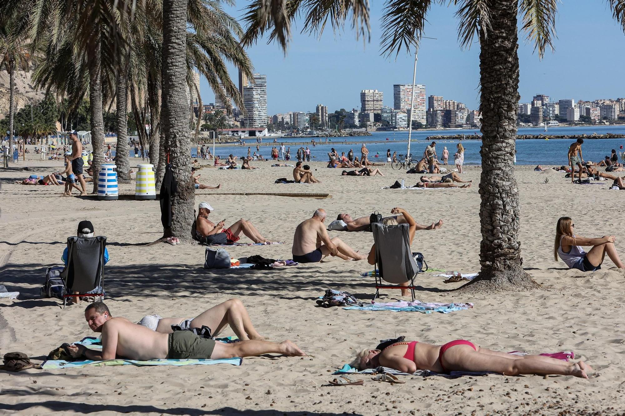 Las altas temperaturas a mediados de noviembre llenan las playas de turistas y visitantes