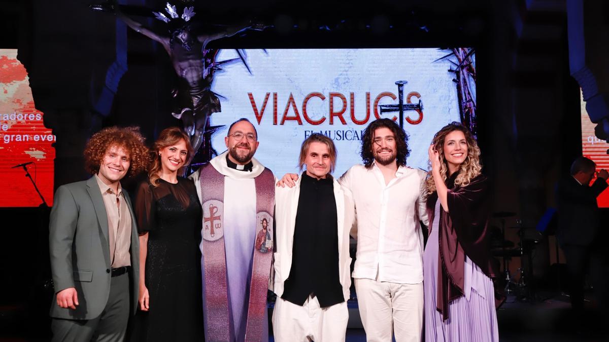 Nacho Cano con los cantantes y actores del musical.