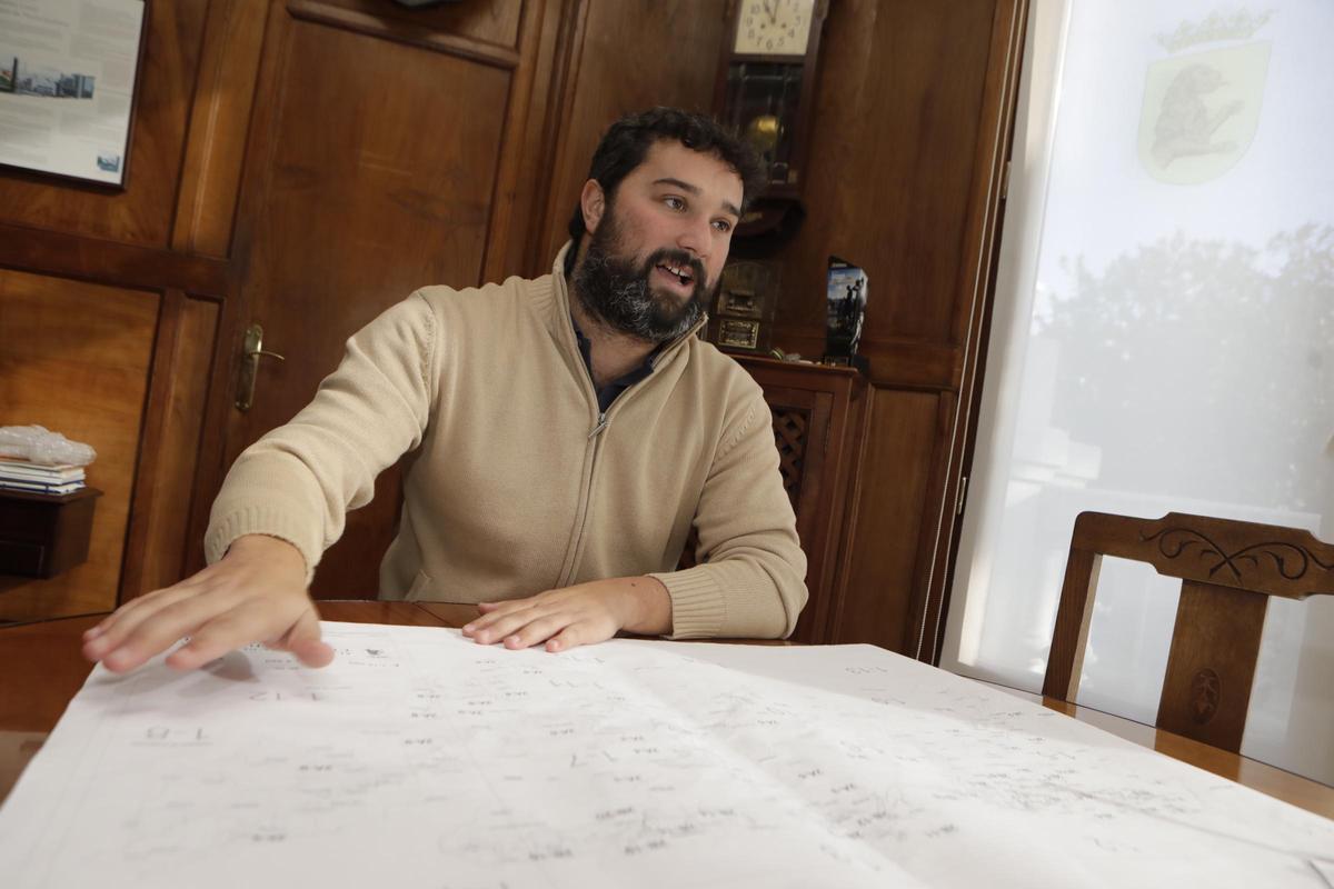 Óscar Pérez en el despacho del Ayuntamiento de Valdés.