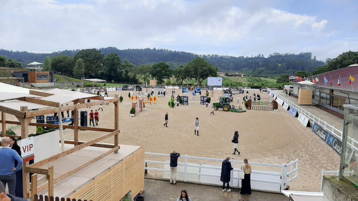 Inicio del concurso hípico de Maeza en Sariego
