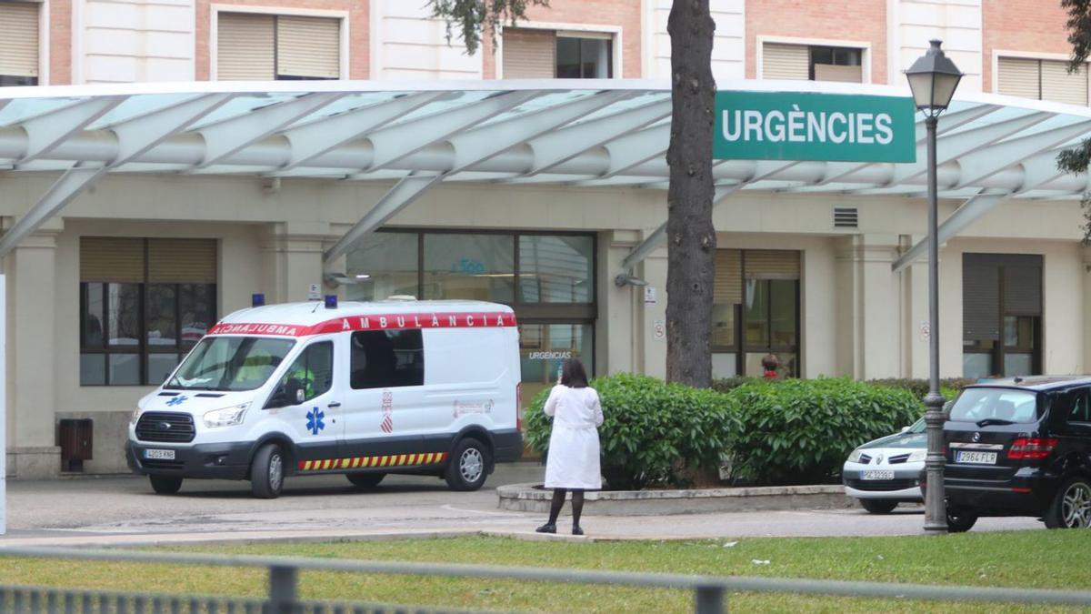 El menor fue evacuado por una ambulancia del SAMU al Hospital General de València. | F. CALABUIG