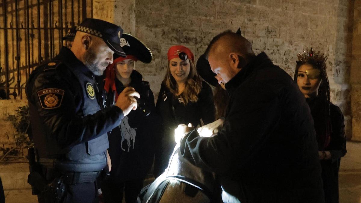 Control policial a jóvens disfressats, fa dos anys