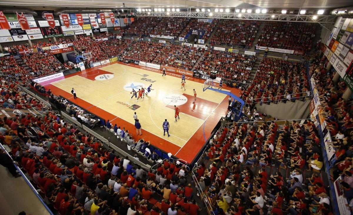 Vista general del pavelló del Nou Congost en un partit amb gran afluència de públic