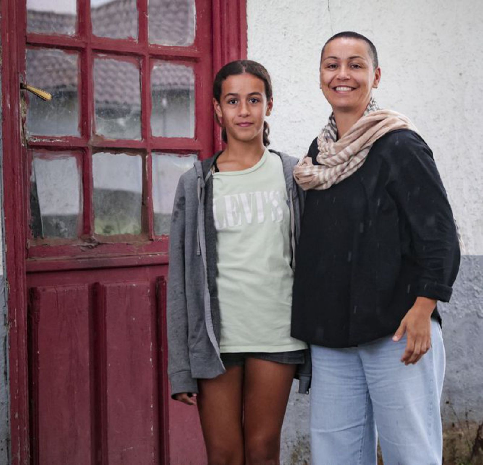 La hostelera Aroa Avello, con su hija Manuela.