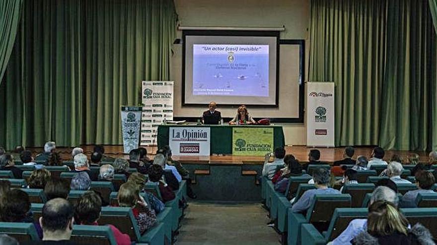 Numeroso público acudió a la conferencia, celebrada en el paraninfo del Colegio Universitario, con el patrocinio de Caja Rural.