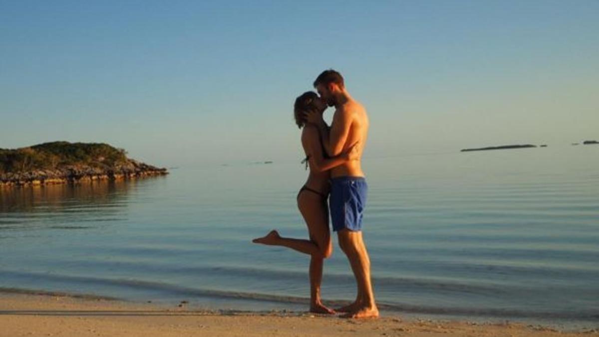 Taylor Swift y Calvin Harris se dan un beso en la playa.