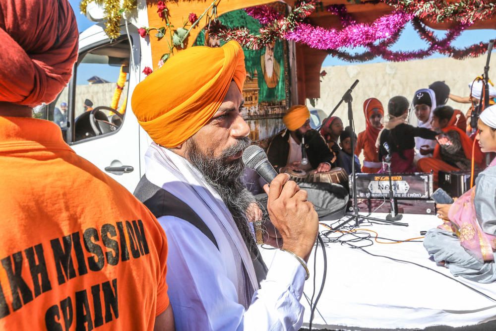 La comunidad Sikh recorre Torrevieja en un colorid