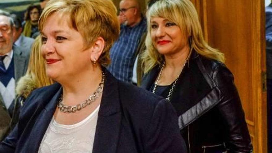 Remedios Soler y María Dolores de la Dueña en el salón de plenos.