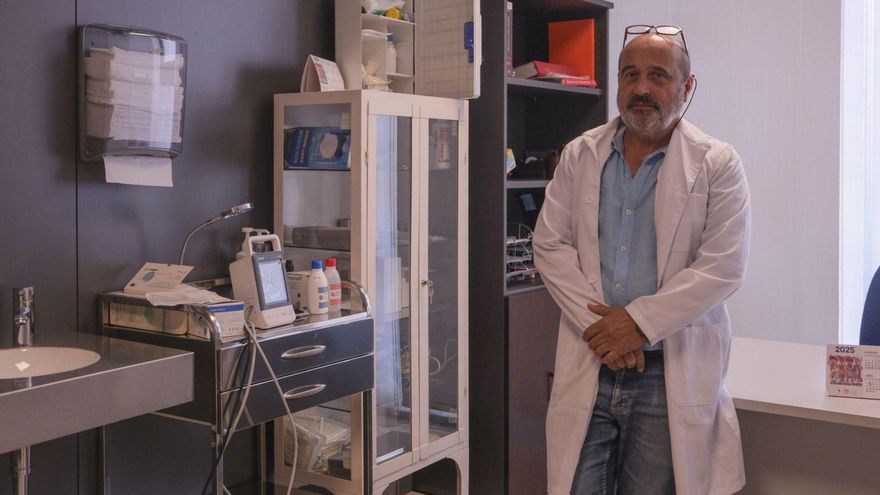 El forense Julio Jiménez, responsable del Imelga en Ourense, en una consulta.