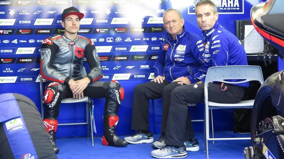 Maverick Viñales, sentado en la silla de Jorge Lorenzo en el box de Yamaha, junto a Ramon Forcada y Davide Marelli, técnico y telemétrico del mallorquín durante 9 años.
