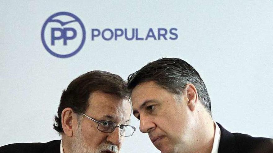 Rajoy habla con el líder del PPC, Xavier García Albiol. // Efe